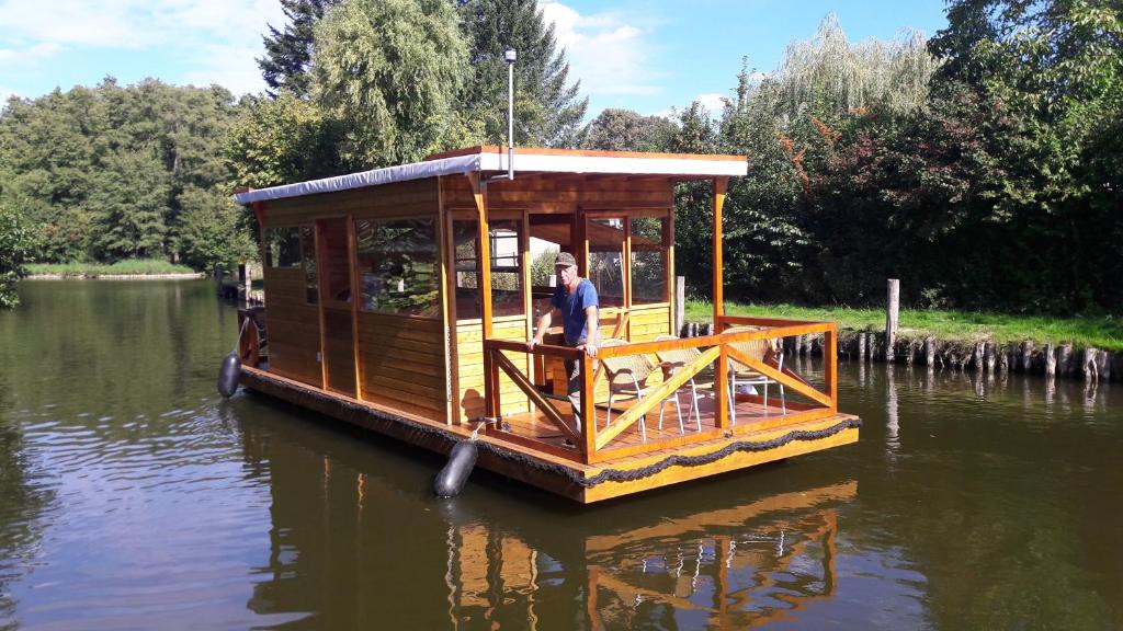 Wustrow Boat Rental | Hausboot/Floss