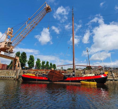 Harburg Boat Rental | Hausboot Jonathan