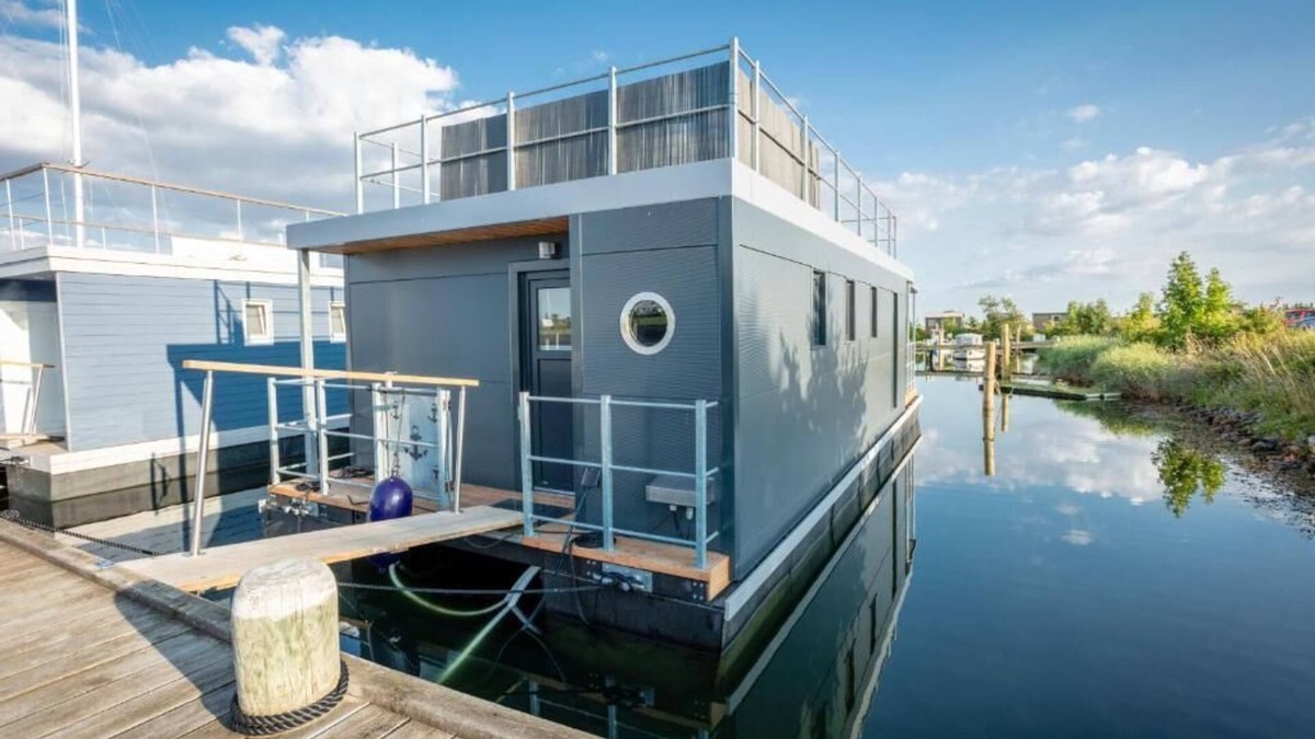 Kragenæs Boat Rental | Hausboot Rán für 5 Pers. mit Großzügiger Dachterrasse in Kragenæs auf Lolland