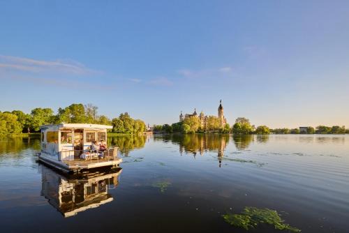Schwerin Boat Rental | Hausboot Saturn