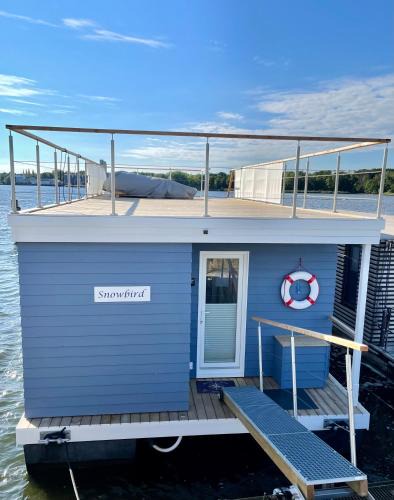 Luebeck House | Hausboot Snowbird Lübeck mit großem Sonnendeck