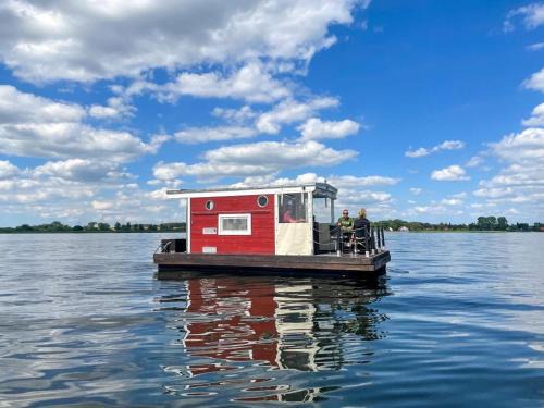 Dargun Boat Rental | Hausfloßvermietung auf der Peene am Kummerower See in Mecklenburg Vorpommern 15 PS