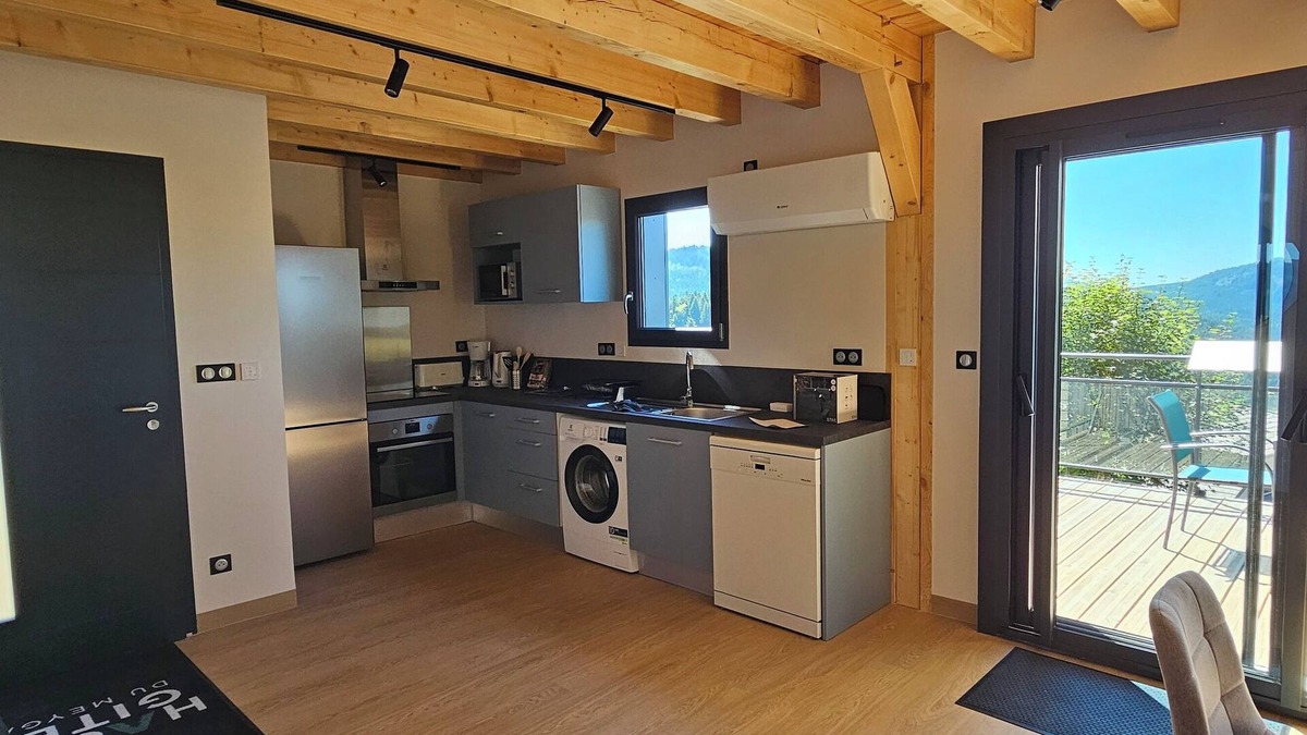 Queyrieres Ski Chalet | Hauts Gites du Meygal: 3 gîtes for 24 people :Reservations only on request