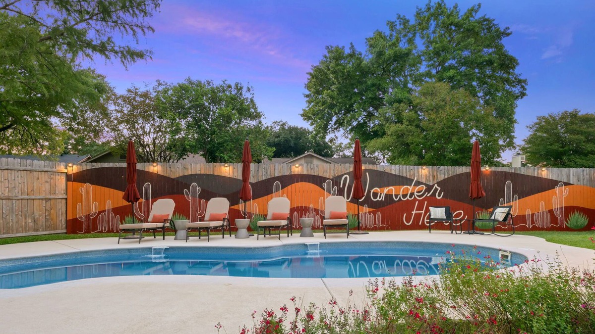 Blossoms Park House | Have Fun, Relax -Heated Pool, Hot Tub, Game Room, Fire Pit & Gym