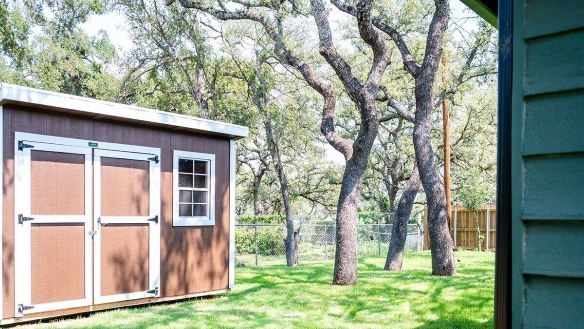 Burnet Cottage | Have fun with the whole family at this stylish place