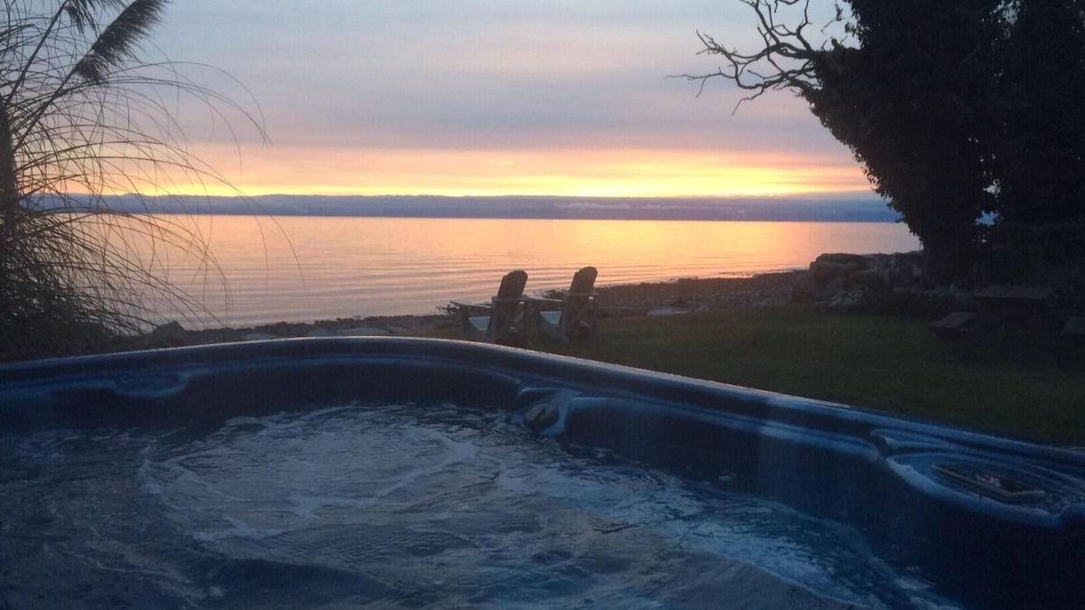 Roberts Creek House | 'Haven' awaits you with the best of everything at this beach-front cottage.