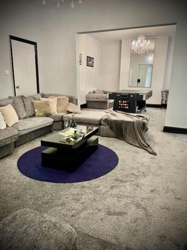 Oldham House | Haven Hideout 4 Bed With Sauna, Cinema & Gym