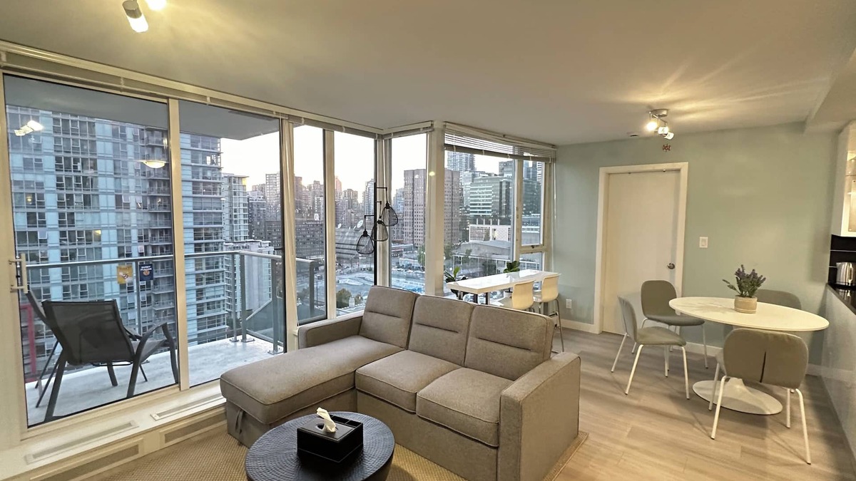 Gastown Apartment | Haven Sauna, Pool, Hot Tub & Free Parking