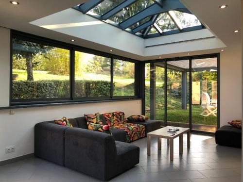 Corbelin House | Havre de paix et de verdure proche Walibi et A43 - 4 étoiles