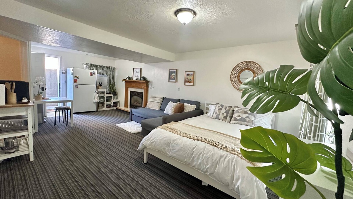 Provo House | Hawaiian Sunshine 1-bedroom house in welcoming Provo with AC, WiFi