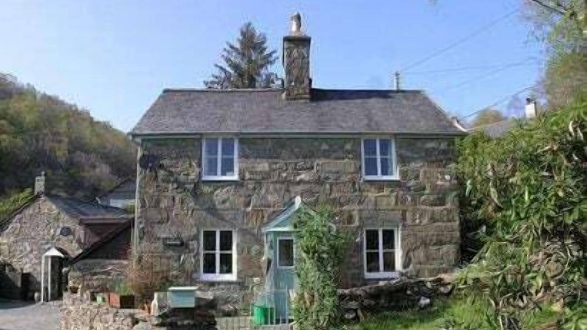 Taicynhaeaf Cottage | Hawddamor cottage with wood burner & * Hot tub *
