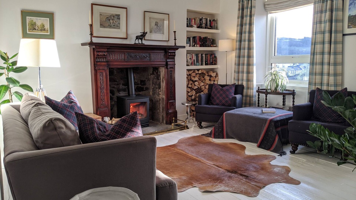 Hawick Apartment | Hawick Central, cosy stylish flat with log burner.