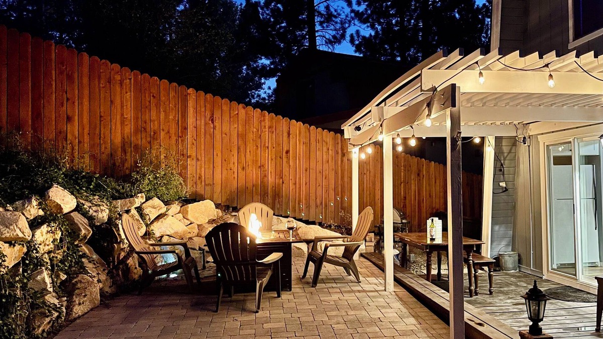 Moonridge House | Hawk Hill Cabin - close to slopes! Pet friendly- fenced yard