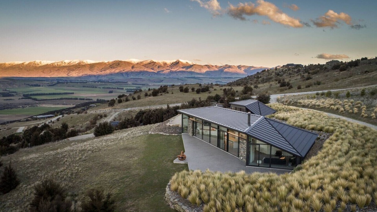 Queensberry Villa | Hawk House Your sanctuary—and your launchpad—in Central Otago