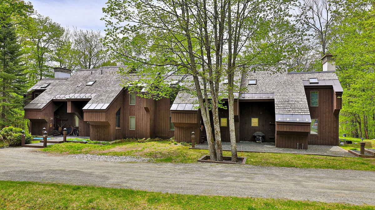 Plymouth Condo | Hawk Mountain retreat near Okemo with wifi, washer/dryer & deck