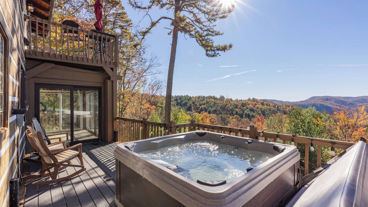 Ferguson Cabin | Hawk's Rest: Private Cabin, Great Views, Hot Tub, WIFI, Fireplace