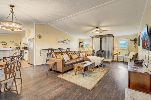 Peyton House | Hawkeye Outdoor Adventures Game Room Hot tub