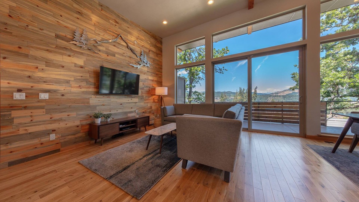 Hood River House | Hawks Landing - New View Townhome. Modern 3 Bedroom with Billiards!