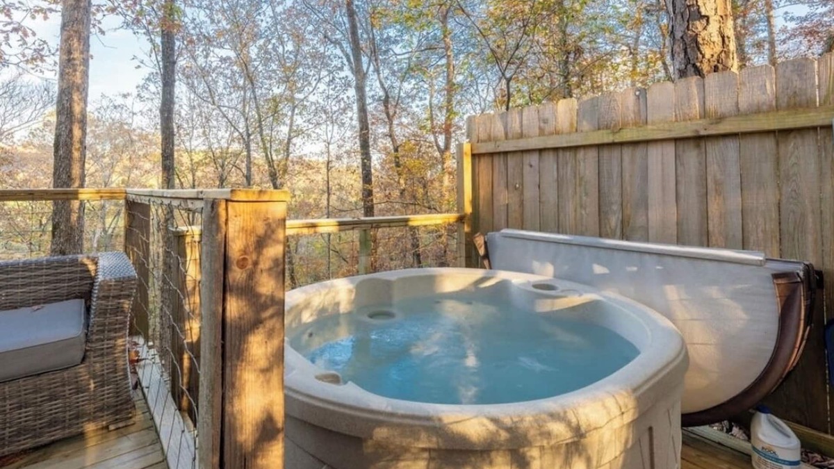 Albertville Cabin | Hawks Nest Treehouse Secluded With Hot Tub