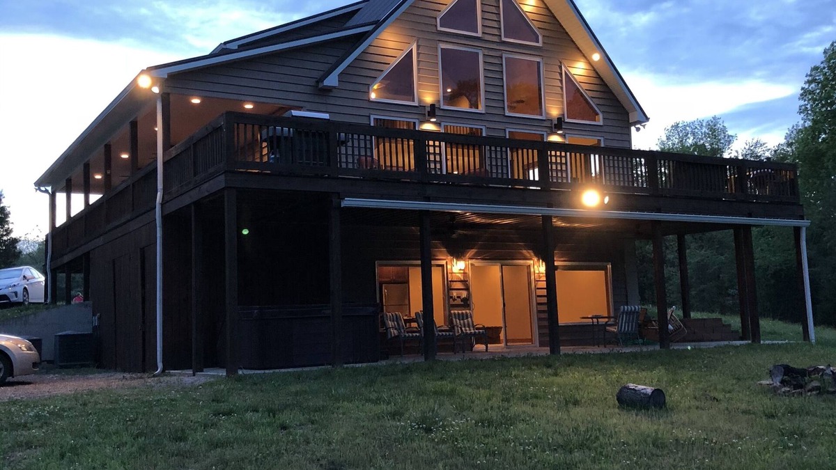 Clarkson House | Hawk’s Pointe-NEWLY REMODELED-Waterfront-Hot tub-Luxury and peaceful