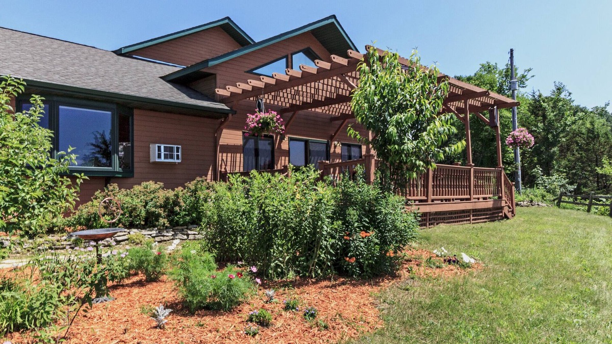 Fountain City House | Hawks View's Black Hawk Lodge