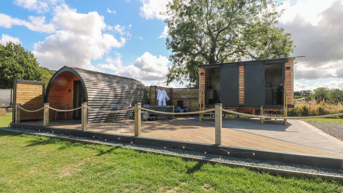 Wollerton Cottage | HAWKSTONE, romantic, with hot tub in Hodnet