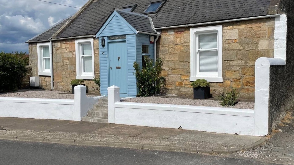 Pittenweem House | Hawthorn Cottage - cosy cottage in Pittenweem with a lovely large garden