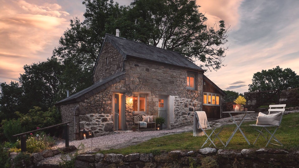 Sticklepath Cottage | HAWTHORN COTTAGE AT COLLIHOLE, romantic, with open fire in Chagford
