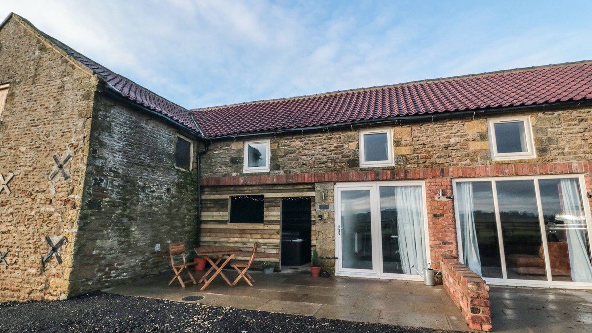 Hackness Cottage | HAWTHORN COTTAGE, pet friendly, character holiday cottage in Scalby