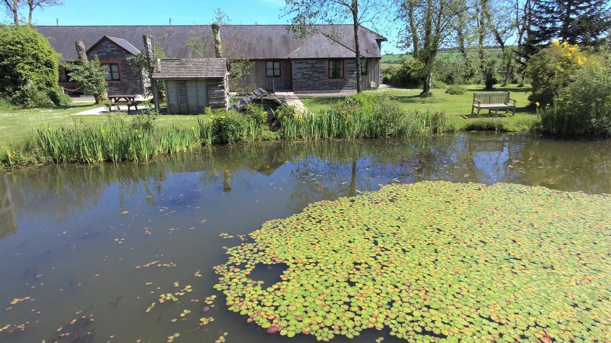 Callington Cottage | Hawthorn-luxury 4 bed cottage- great views, indoor pool hot tub, gym, fishing.