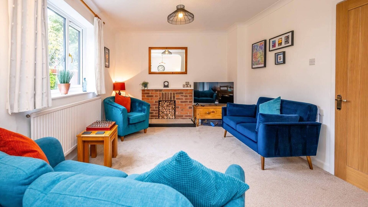 Bradley Stoke House | Hawthorn View: Bristol Large House StayStaycations