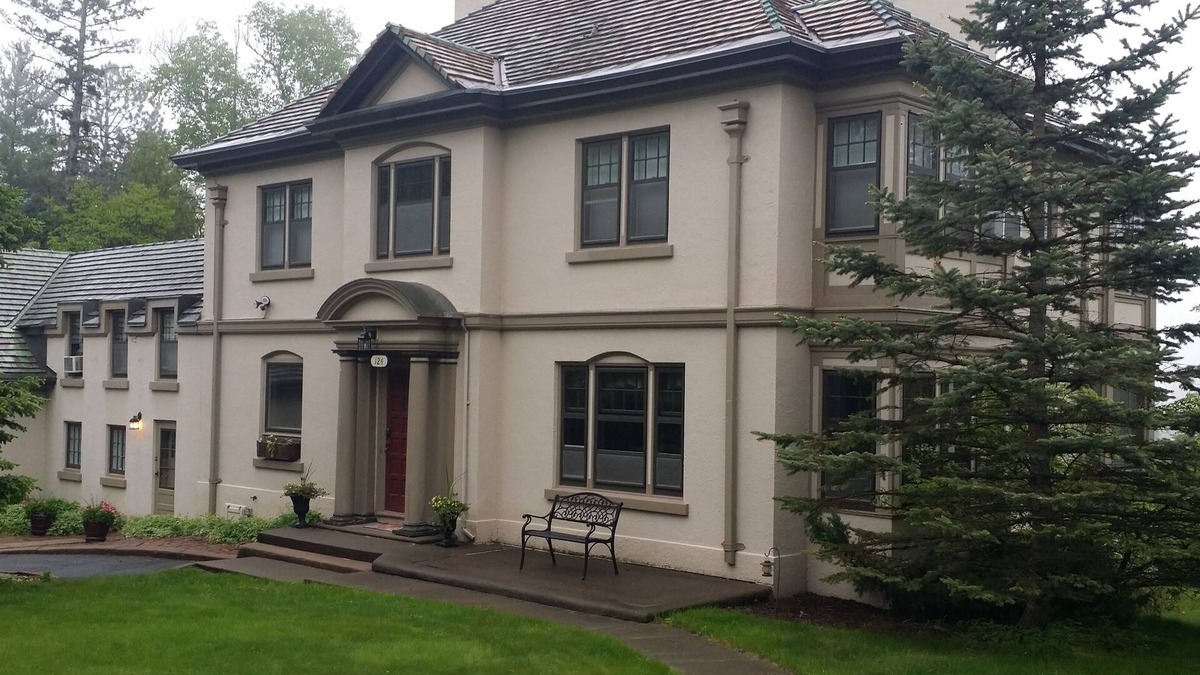 Congdon Park House | Hawthorne Manor- Perfect Duluth Location! Amazing historic home.