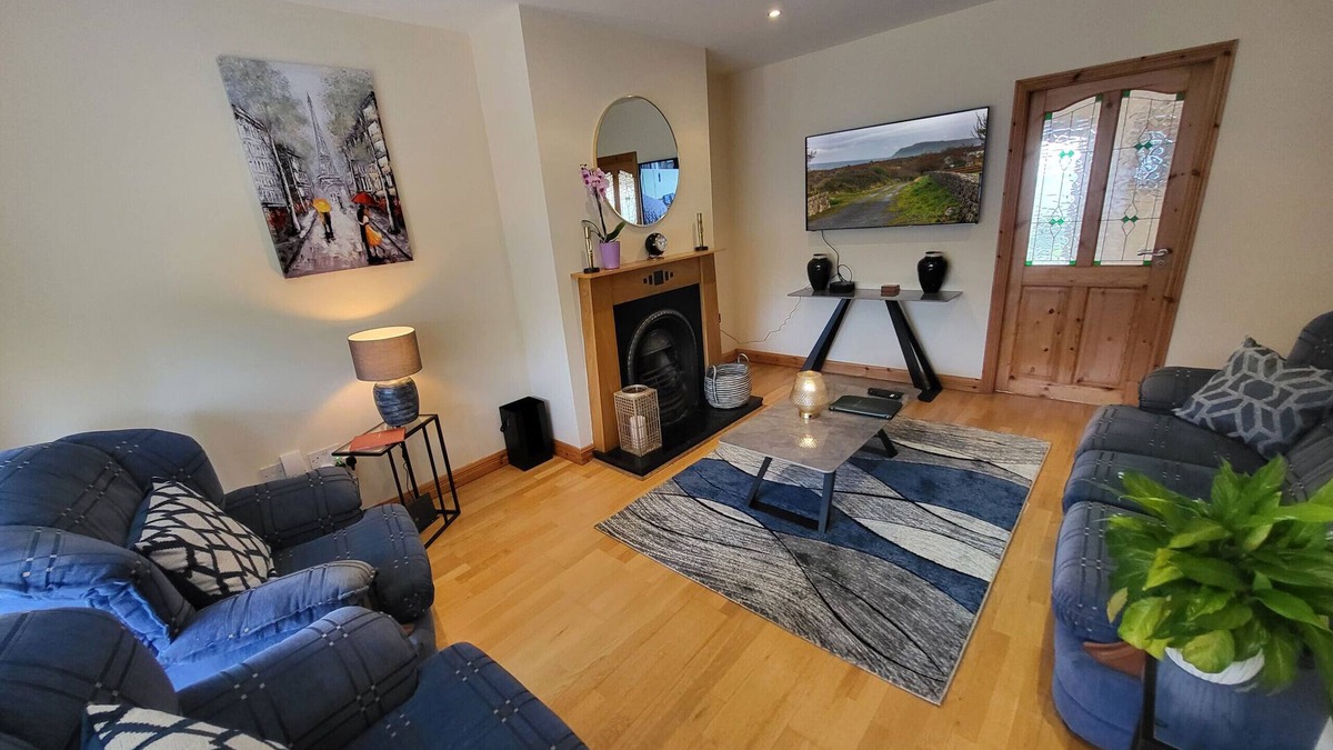 Sligo House | Hawthorns Holiday Home - Modern & Family Friendly