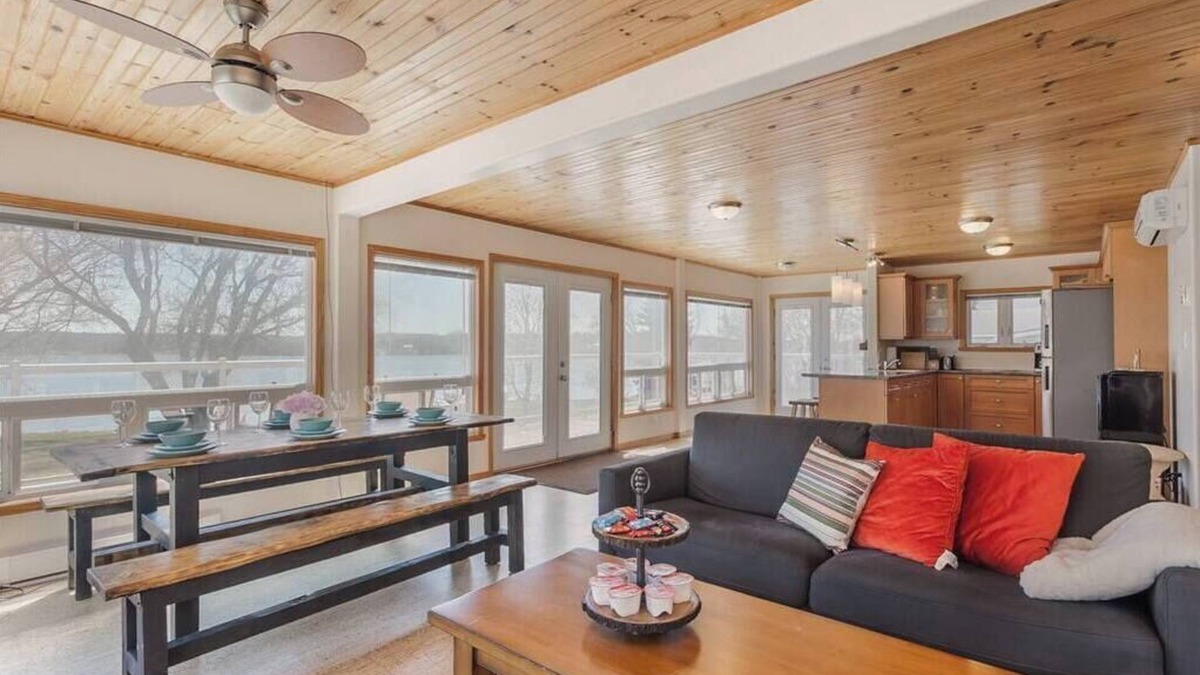 Greater Napanee Ski Chalet | Hay Bay waterfront retreat - Sunshine's cottage