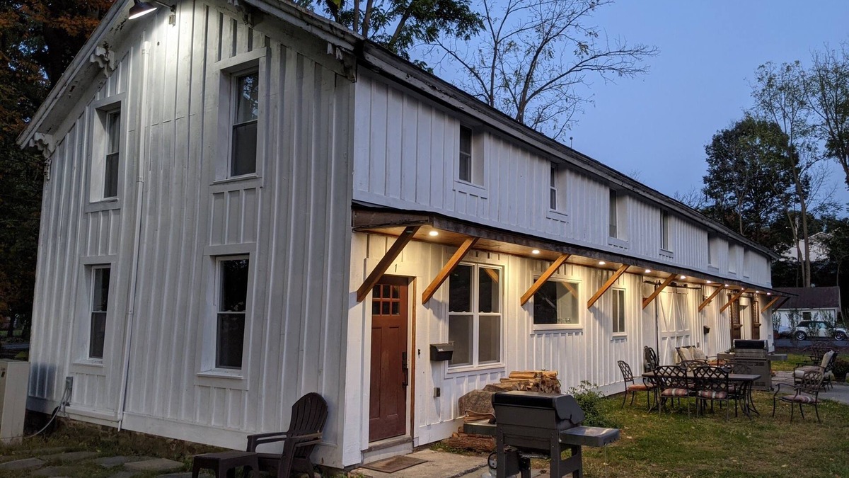 Goshen House | Hay Loft in Historic Barn - 4 Minutes to Legoland/Racetrack Views