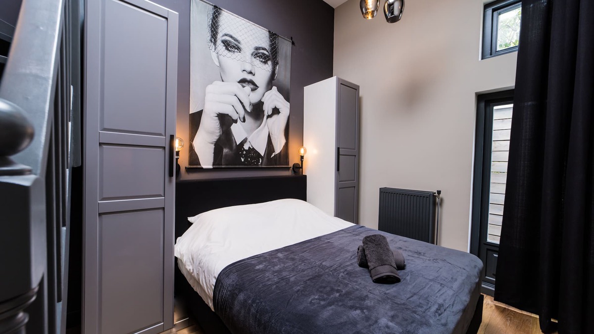 Zuidwal Apartment | Haya Historic - 'pinot Noir'