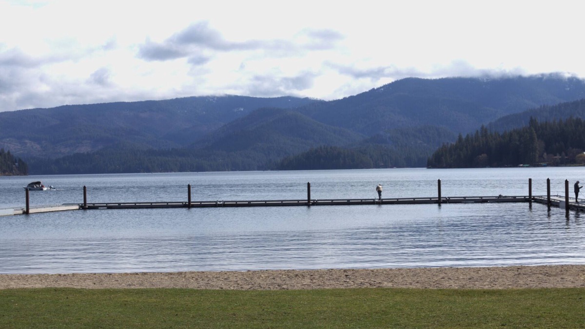 Hayden View Estates Apartment | Hayden Lake Retreat-Amazing Views w/Private Deck-Self Check In & Free Parking