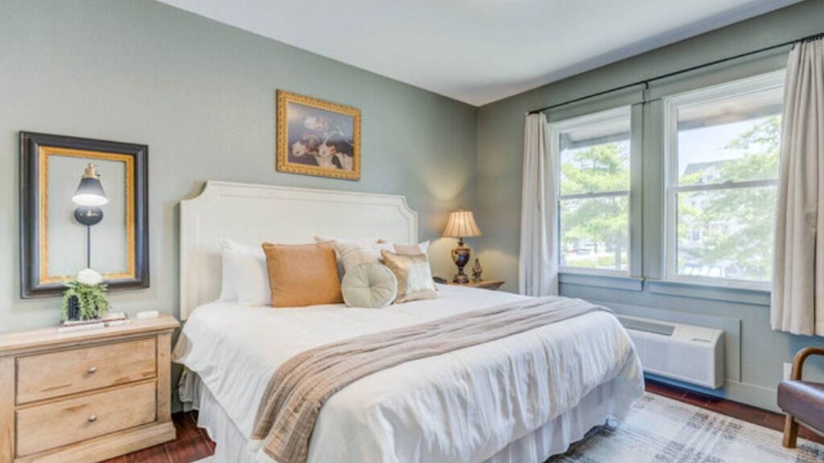Historic Downtown Manteo Hotel | Hayden's Hound Haven