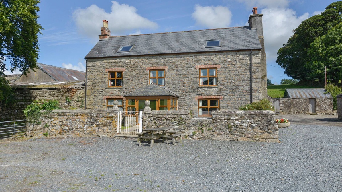 Liskeard Cottage | HAYE BARTON FARM, pet friendly, character holiday cottage in St Ive