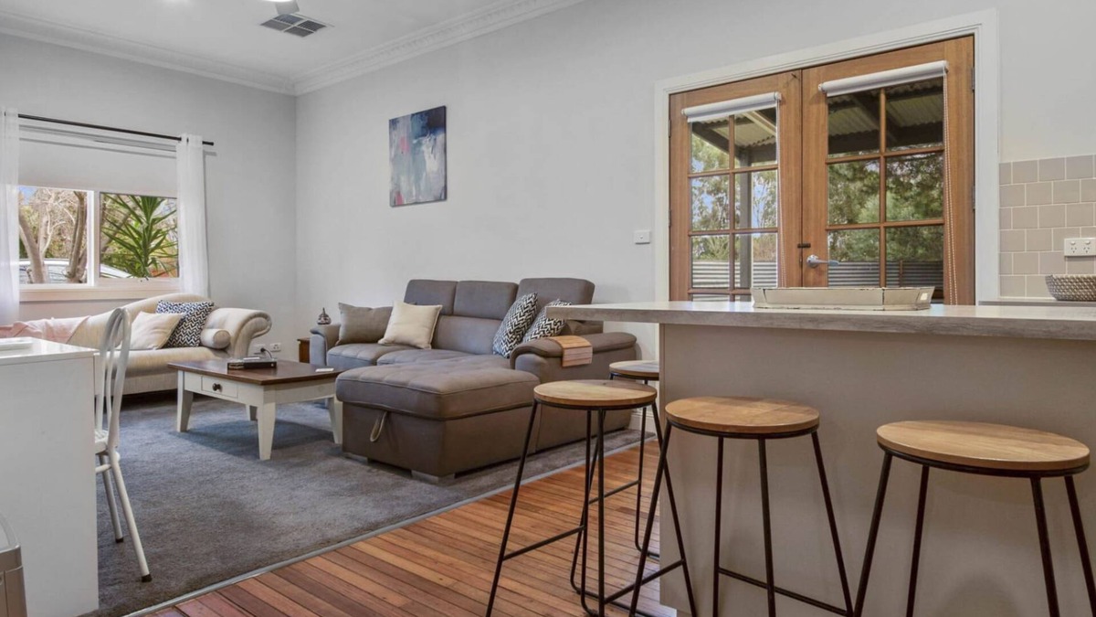 North Wagga Wagga House | Hayes Corner Cottage - Short Drive to CBD, Private