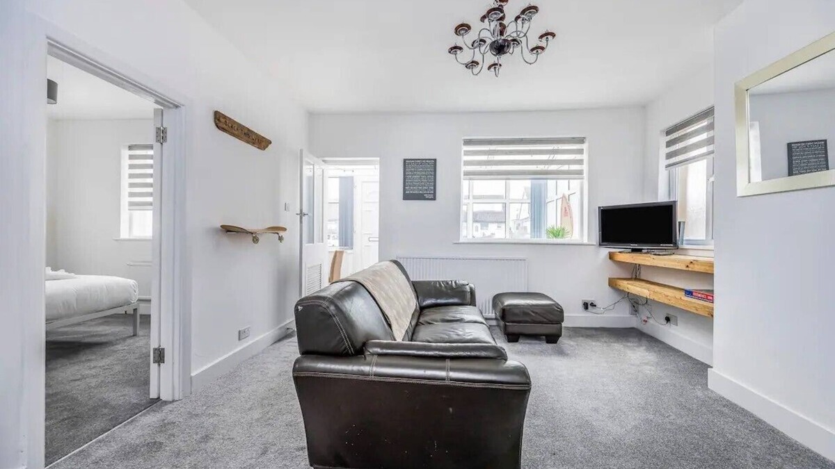 South Hayling House | Hayling Beach House with Parking | Pass The Keys