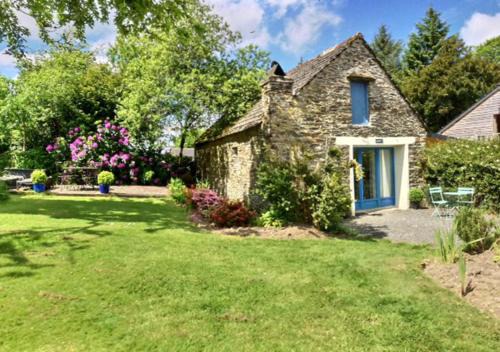 Sizun Apartment | Hayloft at Kergudon Gîtes, Couples' gîte with pool