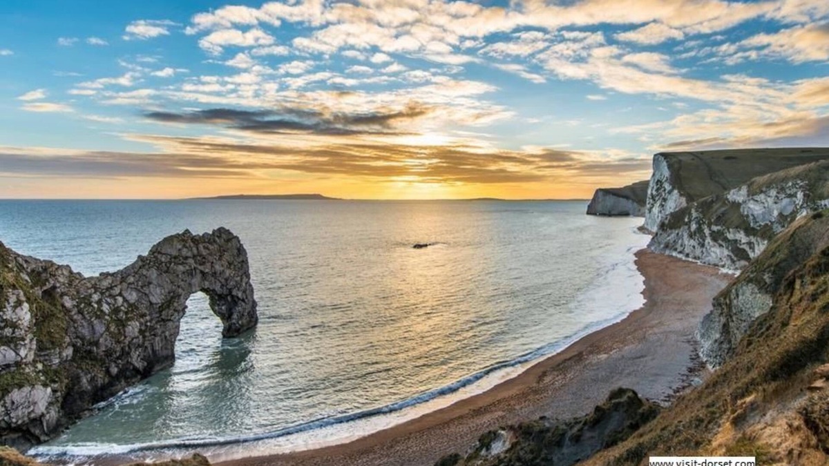 Whitchurch Canonicorum Cottage | Hayloft - Converted Thatched Barn with Indoor Pool, Spa, Sauna access - sleeps 7 guests in 4 bedroo