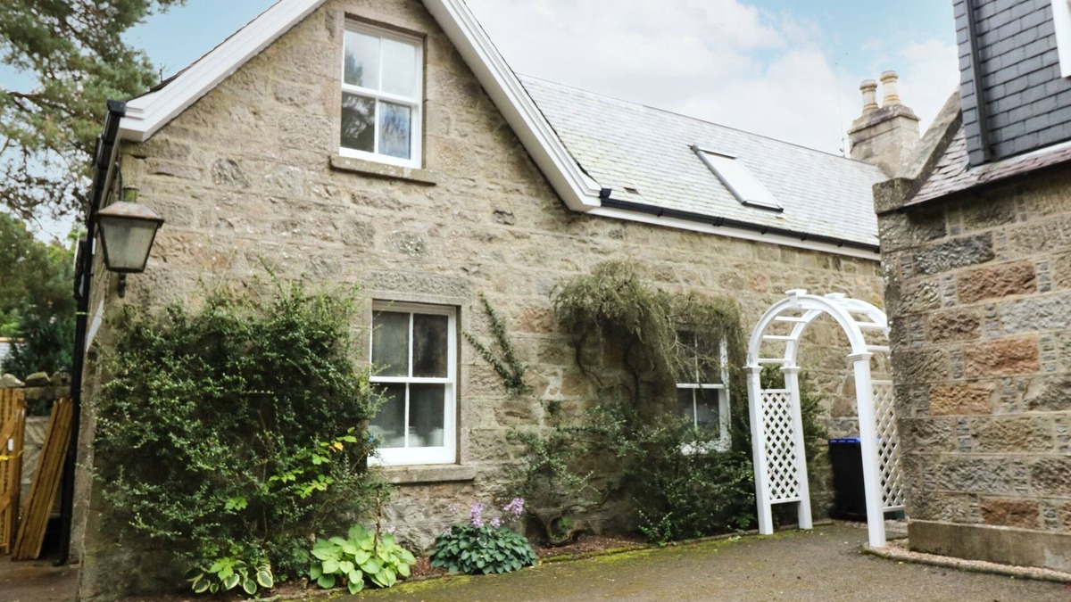 Old Deer Cottage | HAYLOFT, pet friendly, with a garden in Mintlaw