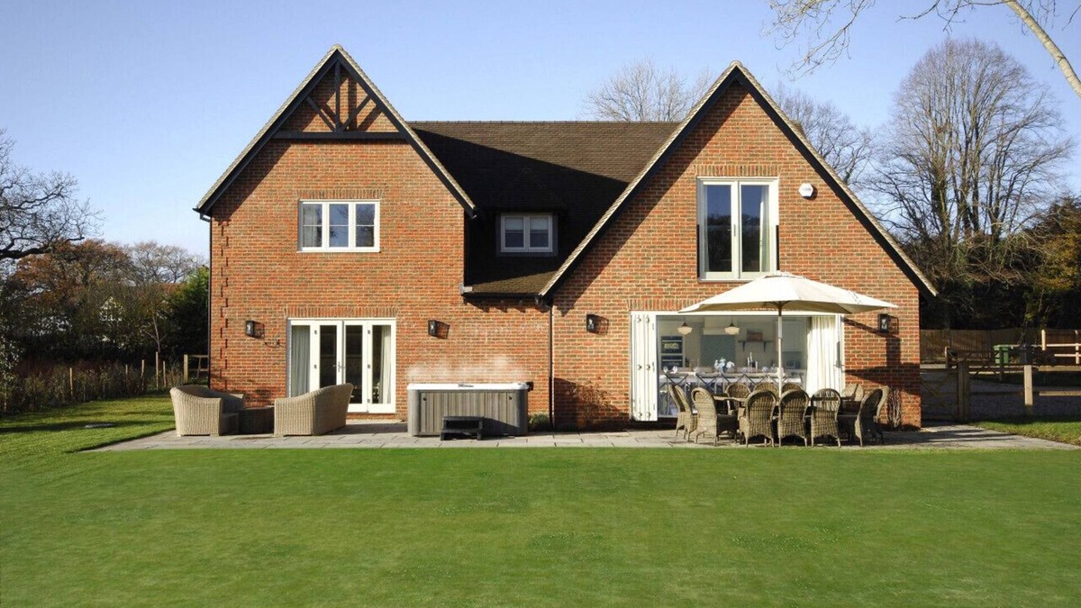 Highmoor Cross House | Hayward House - Hot Tub + Large Garden