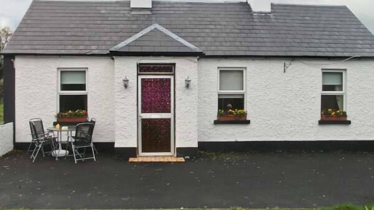 Killimor Cottage | HAZEL COTTAGE, pet friendly in Killimor, County Galway