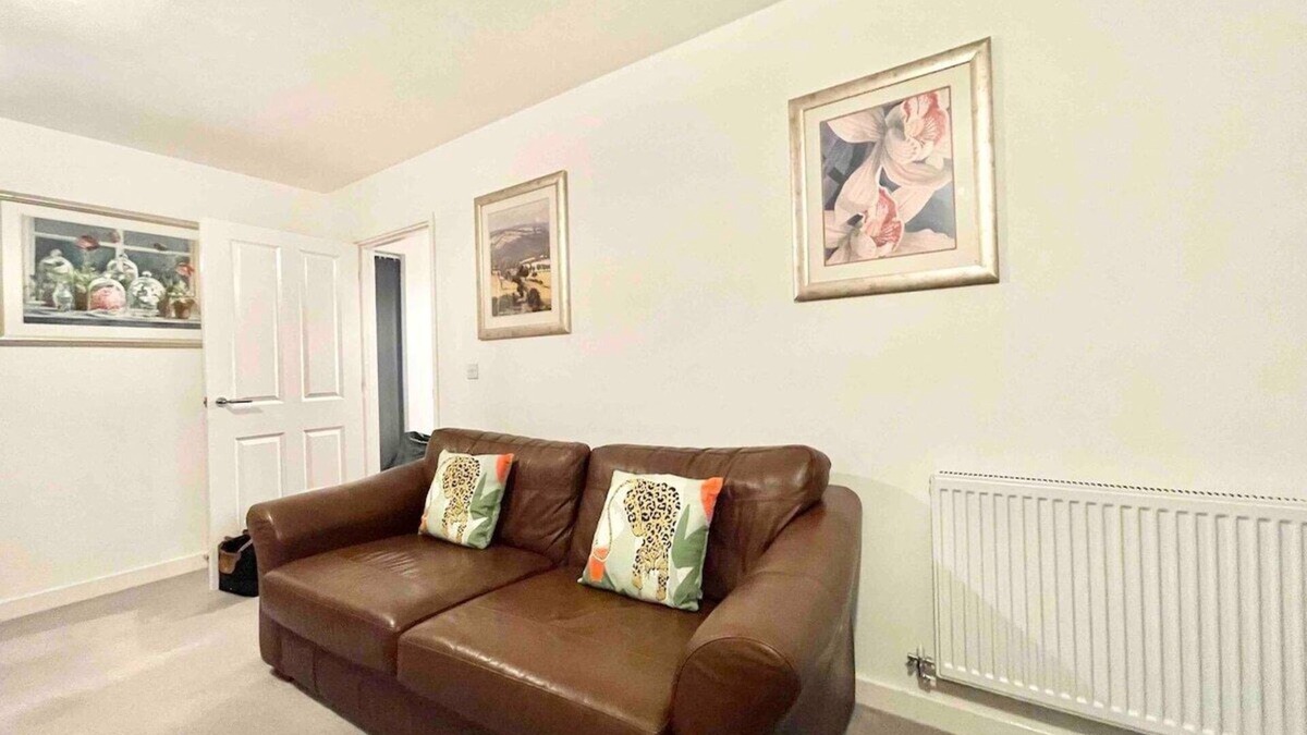 Swindon House | Hazel house enjoy a peaceful home with parking