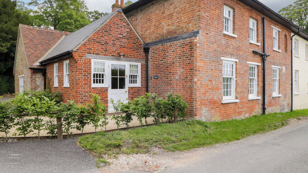 Elcot Cottage | HAZEL, pet friendly, character holiday cottage, with pool in Kintbury