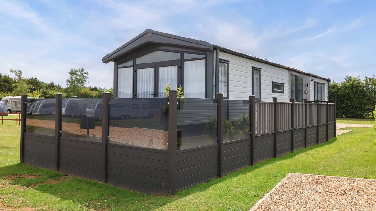 Chipping Norton Cottage | HAZELNUT LODGE, pet friendly, with a garden in Chipping Norton