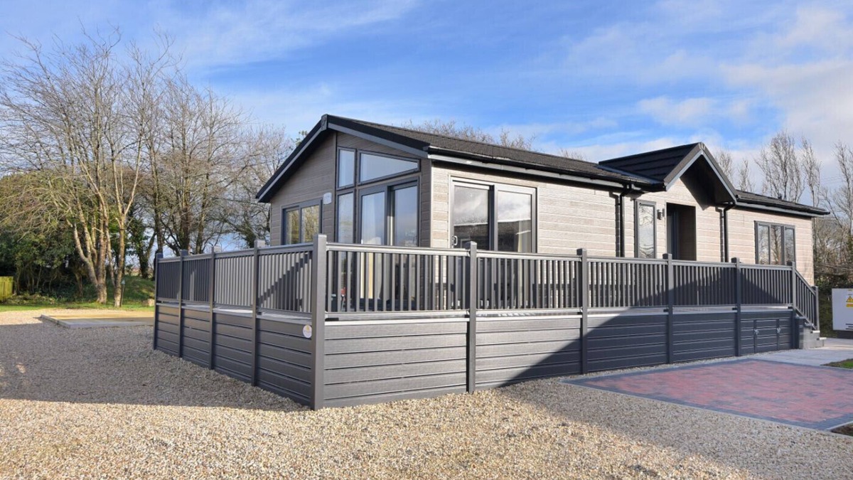 Combpyne Cottage | HAZELWOOD 4 @ PINEWOOD RETREAT, family friendly in Lyme Regis
